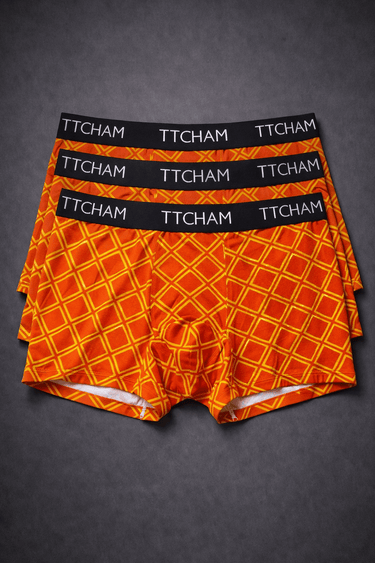 Drei Paar TTCHAM Royal Ember Boxerhosen mit Rauten-Muster für Herren, bequem und stilvoll unter der Kleidung getragen.