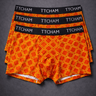 Drei Paar TTCHAM Royal Ember Boxerhosen mit Rauten-Muster für Herren, bequem und stilvoll unter der Kleidung getragen.